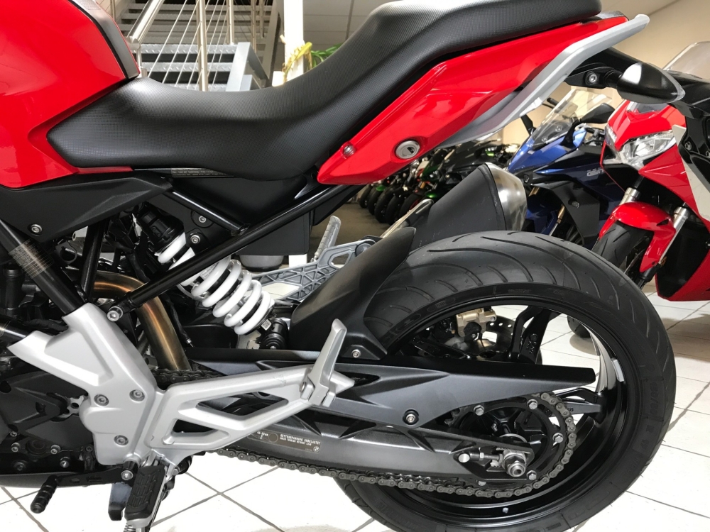 BMW G310 R