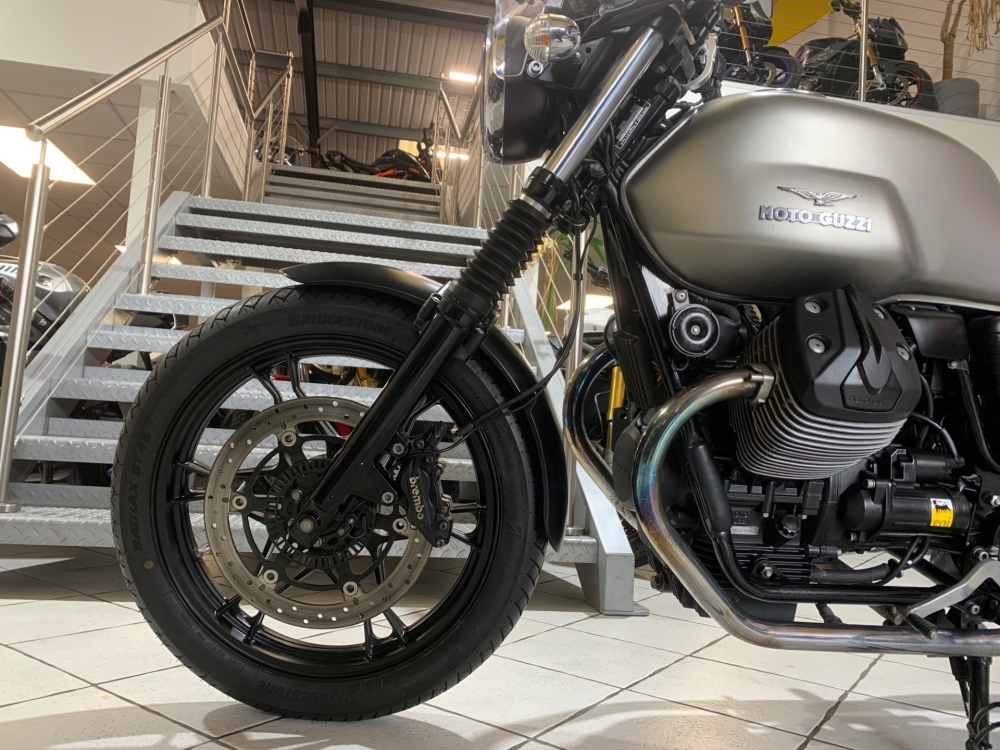 Moto Guzzi V7 Stone
