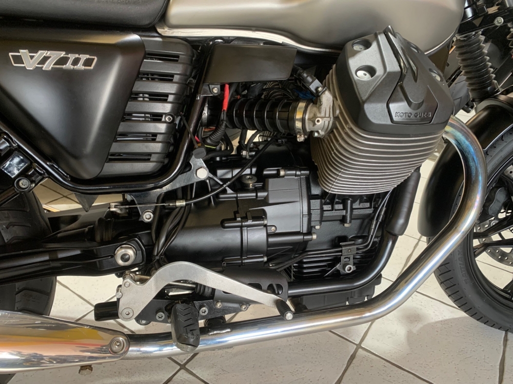 Moto Guzzi V7 Stone