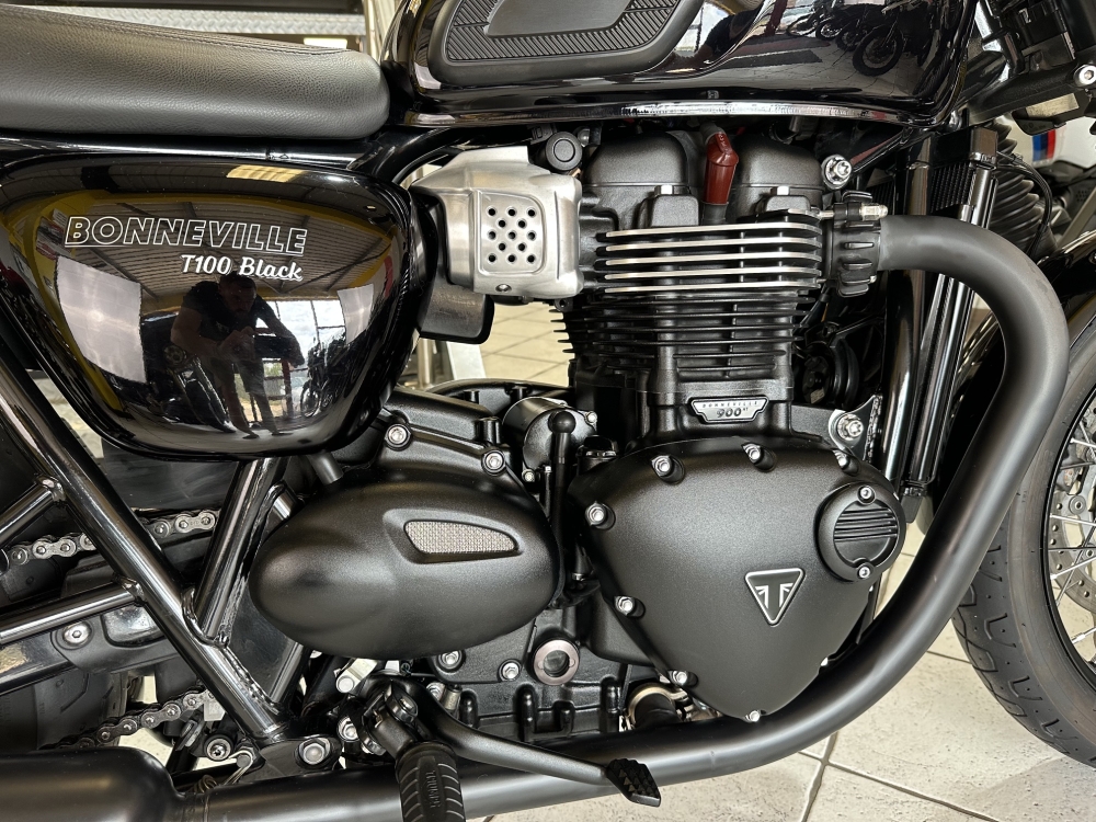 Triumph Bonneville T100 Black